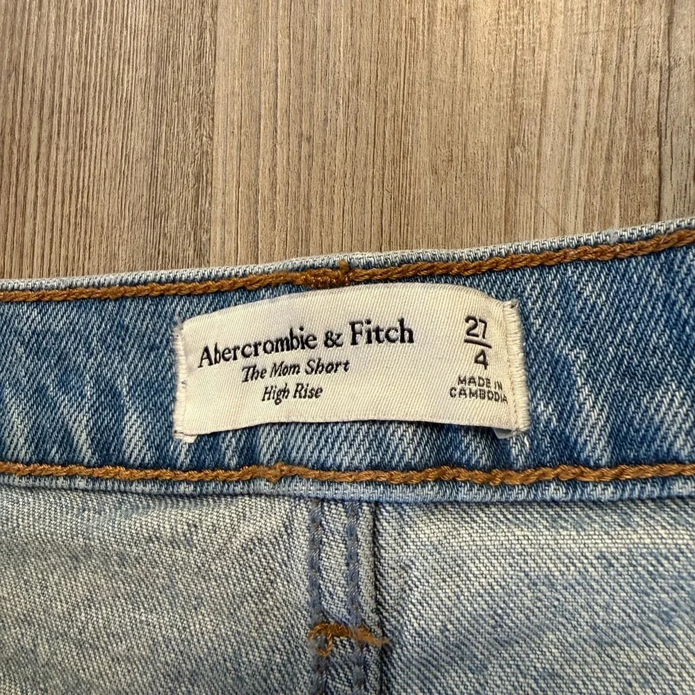 Abercrombie & Fitch Womens 27/4 Mom Short High Rise Light Wash - Picture 3 of 9